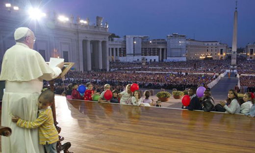 Little boy-pope- chair-1